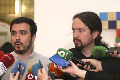 Alberto Garzón y Pablo Iglesias, en una reunión el pasado mes de diciembre.-DAVID CASTRO