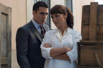 Miguel Ángel Silvestre y Paula Echevarría, en 'Velvet'.-