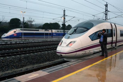 Un tren AVE en la estación de Figueres.-MÓNICA TUDELA
