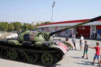 El tanque instalado a las puertas del estadio del Estrella Roja de Belgrado (Serbia).-EFE / ANDREJ CUKIC