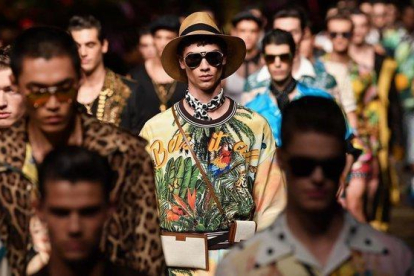 Final del desfile de Dolce Gabbana.-AFP / MARCO BERTORELLO