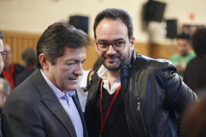 El presidente de la gestora del PSOE, Javier Fernández, y el portavoz en el Congreso, Antonio Hernando, la semana pasada en Madrid.-EFE / PACTO CAMPOS
