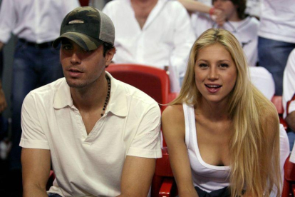 Enrique Iglesias y Anna Kournikova, en un partido de la NBA, en Miami, en junio del 2006.-LUCY NICHOLSON (REUTERS)