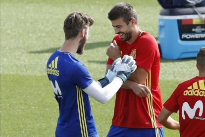 De Gea y Piqué bromean durante el entrenamiento de la selección española-JUAN CARLOS HIDALGO / EFE