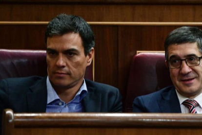Pedro Sánchez y Patxi López, el pasado jueves en el Congreso, dos días antes de que el exlíder del PSOE renunciara a su escaño.-AFP / GERARD JULIEN