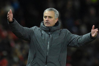 Mourinho gesticula en el partido enter el United y el City del domingo en Old Trafford.-AFP / OLI SCARFF
