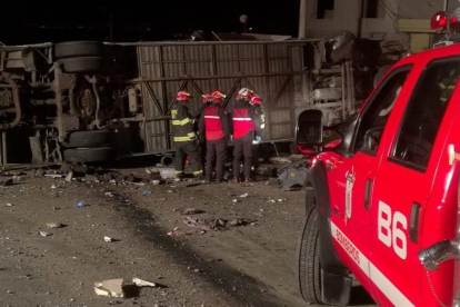 El autobús accidentado volcado en el asfalto-AFP