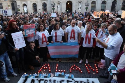 Concentracion por el suicidio de un transexual de 17 anos por acoso escolar.-RICARD CUGAT