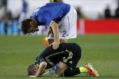 Iniesta se duele de un golpe durante el último amistoso entre España e Italia.-Foto: JOSÉ LUIS ROCA