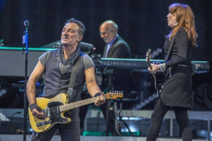 Springsteen, con Patti Scialfa a su espalda, durante el concierto del pasado 14 de mayo en Barcelona.-FERRAN SENDRA