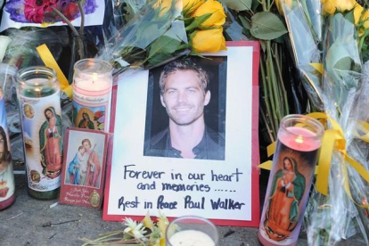 Los fans del actor Paul Walker le rinden homenaje en el lugar donde se produjo el accidente mortal, en Santa Clarita (California), el pasado 29 de septiembre.-AP / ROBYN BECK