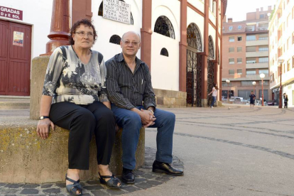 Luisa y José Andrés, junto a la plaza de toros de Soria.-ÁLVARO MARTÍNEZ
