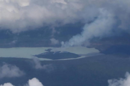 Imagen aérea del volcán Manaro, que ha obligado a evacuar de forma definitiva una isla de Vanuatu.-AFP
