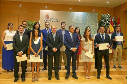 Fotografía de familia de los 14 médicos y enfermeros residentes distinguidos, con el presidente de la Junta, Juan Vicente Herrera, y el consejero de Sanidad, Antonio María Sáez.-ICAL