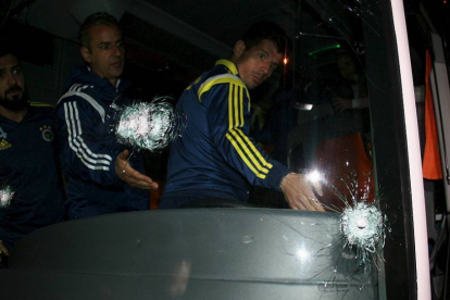 El equipo y el cuerpo técnico del club turco abandonan el vehículo tras sufrir el ataque de un grupo de desconocidos.-Foto: ATLAS7 REUTERS