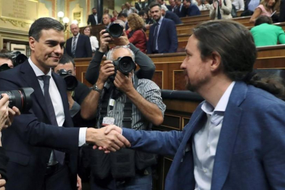 Pedro Sánchez saluda a Pablo Iglesias en el hemiciclo del Congreso tras el debate de la moción de censura.-EFE