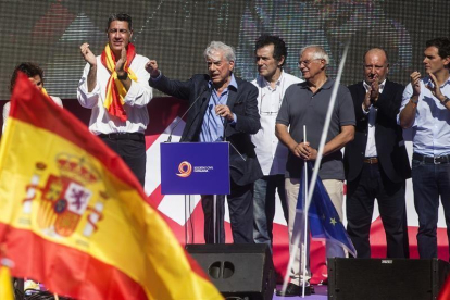 El premio Nobel Mario Vargas Llosa, interviene al final de la manifestación convocada por Societat Civil Catalana hoy en Barcelona en defensa de la unidad de España bajo el lema "¡Basta!-EFE
