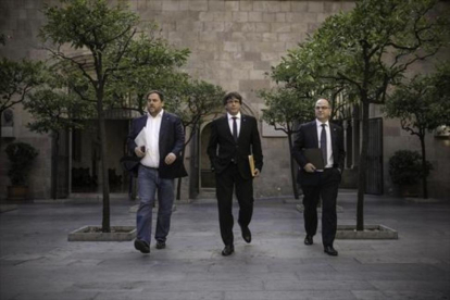 Junqueras y Puigdemont, el 10 de octubre en el Palau de la Generalitat.-JOAN CORTADELLAS