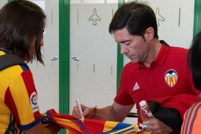 Marcelino firma una camiseta antes de la final de Copa.-