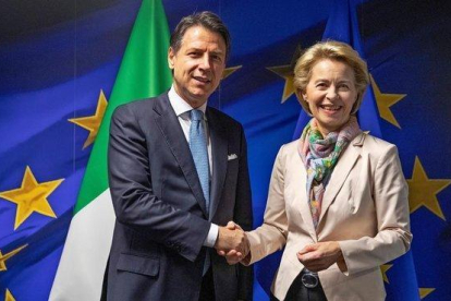 Ursula Von der Leyen recibe en Bruselas al primer ministro italiano, Giuseppe Conte.-EFE / EPA