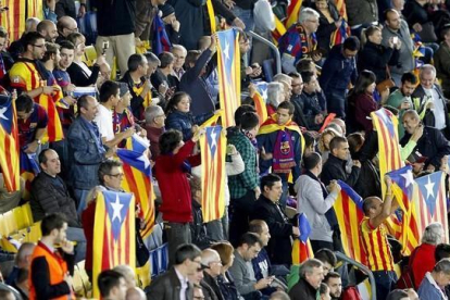 'Esteladas' en la grada del Camp Nou en el partido del Barça con el Bate Borisov en la Champions.-FERRAN NADEU