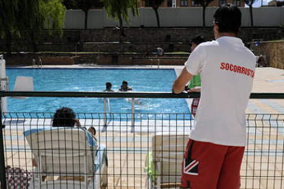 Un socorrista en la piscina del San Andrés. / ÁLVARO MARTÍNEZ-