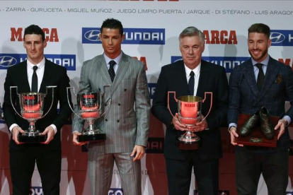 Ronaldo, acompañado por Aduriz, Ancelotti y Ramos tras la entrega de los premios Marca de la temporada pasada.-EFE / ÁNGEL DÍAZ