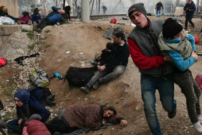 Policía macedonia carga contra los refugiados con gases lacrimógenos.-
