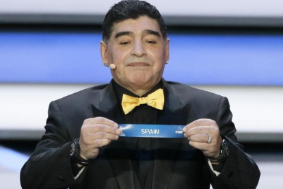 Maradona, durante el sorteo del Mundial de Rusia.-AP / IVAN SEKRETAREV