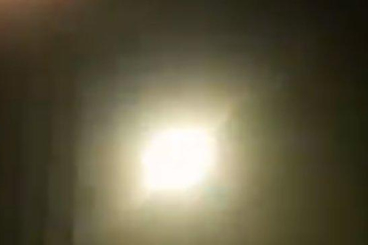 Un vídeo muestra lo que podría ser el impacto de un misil en el avión ucraniano que se estrelló en Teherán.-