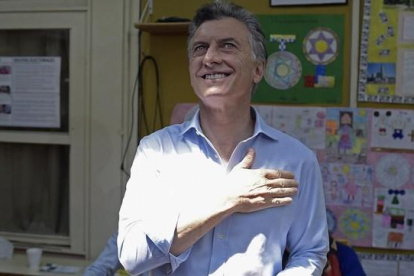 Macri gesticula, sonriente, tras votar en Buenos Aires.-AFP / JUAN MABROMATA