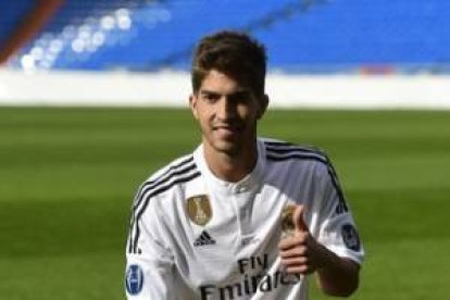 Lucas Silva posa vestido de blanco sobre el césped del Santiago Bernabéu, tras ser presentado como nuevo jugador del Madrid.-Foto:   AFP / PIERRE-PHILIPPE MARCOU