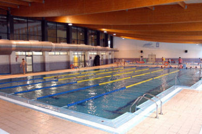 La piscina municipal del polideportivo Ángel Tejedor. / VALENTÍN GUISANDE-