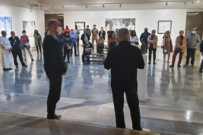 Vicente Molina Pacheco inaugurando la exposición en Madrid