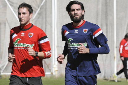 Lassad junto a Roberto Llorente en el entrenamiento de ayer.-VALENTÍN GUISANDE