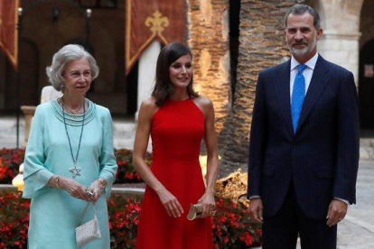 Sofía, Letizia y Felipe VI, en la recepción en el Palacio de la Almudaina, en Palma.-EFE / BALLESTEROS