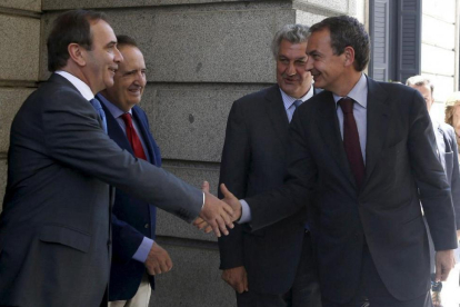 José Antonio Alonso saluda a Zapatero en presencia de Lucas y Posada, en una imagen de archivo.-E. M.