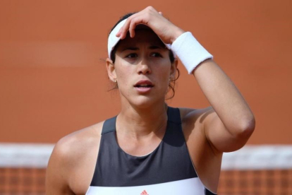 Garbiñe Muguruza, decepcionada tras perder un punto contra Kristina Mladenovic en Roland Garros.-GABRIEL BOUYS
