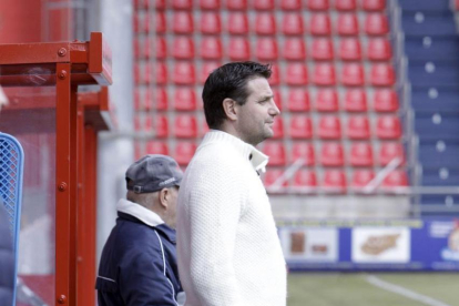 César Palacios a pie de campo del estadio de Los Pajaritos.-Luis Ángel Tejedor
