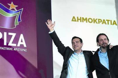 Tsipras, líder de Syriza, se abraza a Pablo Iglesias, su homólogo en Podemos, tras el mitin de ayer en la plaza Omonia de Atenas.-Foto:   AP / LEFTERIS PITARAKIS