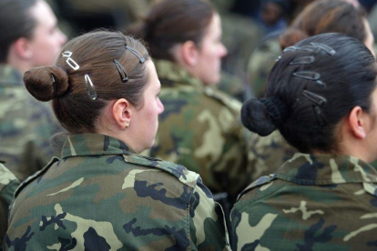 Imagen de archivo: Mujeres en el ejército.-JON BARANDICA