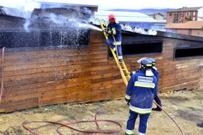 Los bomberos enfrían la cubierta de la planta de biomasa de Ólvega. / ÁLVARO MARTÍNEZ-