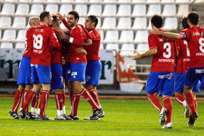 Los jugadores del Numancia se abrazan tras uno de los goles del curso pasado en Albacete. / Área 11-