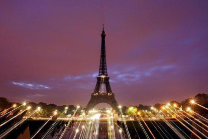 Vista de la Torre Eiffel de París.-