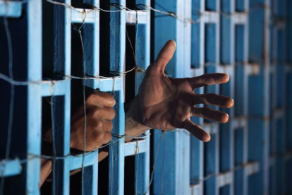 Las manos de un preso en la cárcel. Foto de archivo.-EL PERIÓDICO