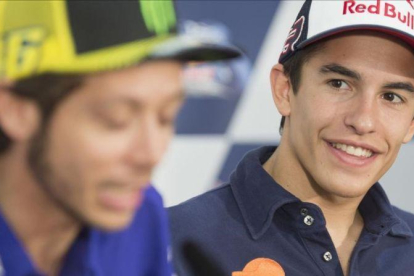 Marc Márquez sonrie, en Argentina, escuchando las explicaciones de Valentino Rossi.-MIRCO LAZZARI