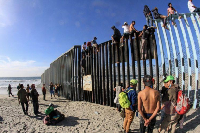 Trump justificó su declaración de emergencia por una supuesta invasión de drogas y criminales en la frontera con México.-EFE