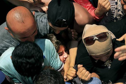 Un grupo de refugiados sirios, durante una revisión en la isla griega de Kos.-Foto: REUTERS
