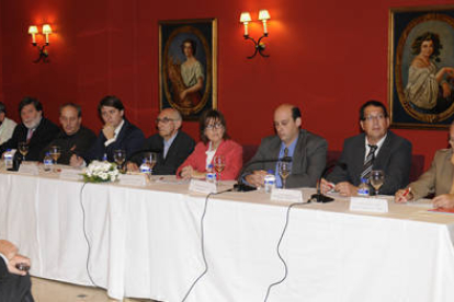 Gutiérrez, Aparicio, García, Mínguez, Alonso, Angulo, Martínez y Gómez Pardo el 29 de septiembre de 2009 en un acto para reclamar el AVE para Soria. / VALENTÍN GUISANDE-