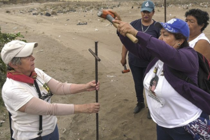 Miembros del Colectivo Solecito clavan varillas en busca de cadáveres de personas desaparecidas, en Veracruz.-AITOR SÁEZ